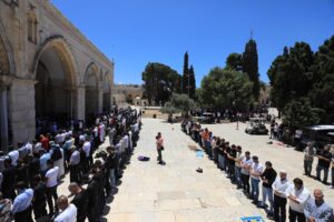 45 ألفا يؤدون صلاة الجمعة في المسجد الأقصى